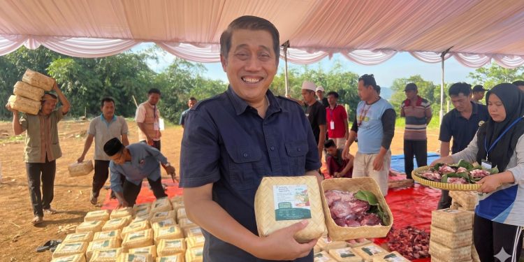 Peduli Lingkungan, Kampoong Ecopreneur Bagikan 108 Hewan Kurban bagi Santri Penghafal Qur’an Pakai Besek Bambu