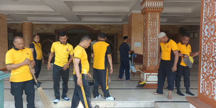 Polsek Caringin Gelar Bersih-Bersih Masjid Sambut Hari Bhayangkara ke- 80