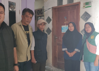 Pemdes Sukamantri Tempel Stiker Penerima Bantuan Sosial