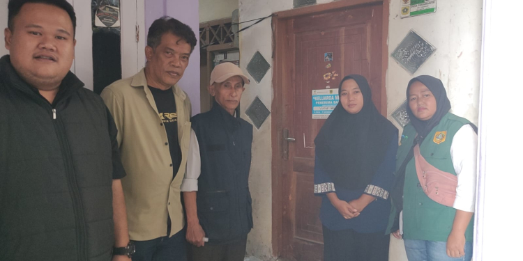 Pemdes Sukamantri Tempel Stiker Penerima Bantuan Sosial