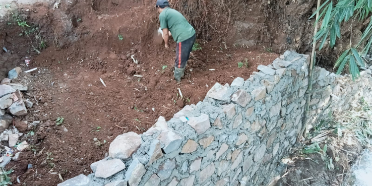 Akses Jalan Terdampak Longsor, Pemdes Pasirmuncang Bangun TPT