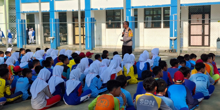 Kapolsek Caringin Berikan Penyuluhan Bahaya Narkoba dan Bullying pada Siswa Baru SMPN 2 Caringin