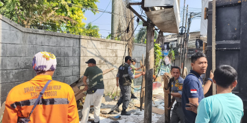 Kecamatan Tamansari Tertibkan 6 Bangunan Liar dan 4 Reklame di Simpang Ciapus