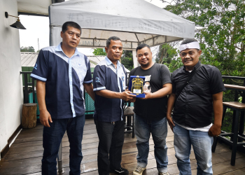 PWO Berikan Penghargaan kepada PT Tirta Investama atas Dukungan Program Bedah Rumah