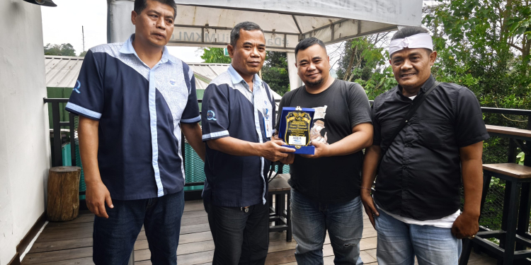 PWO Berikan Penghargaan kepada PT Tirta Investama atas Dukungan Program Bedah Rumah