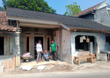 Penyandang Disabilitas di Caringin Terima Bantuan Bedah Rumah BSPS