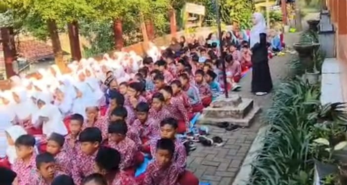 Ratusan Siswa-Siswi SDN Cinagara 2 Gelar Rebowakasan