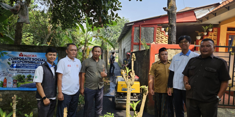 CSR PT TFJ Mayora Group Bangun Jalan Lingkungan