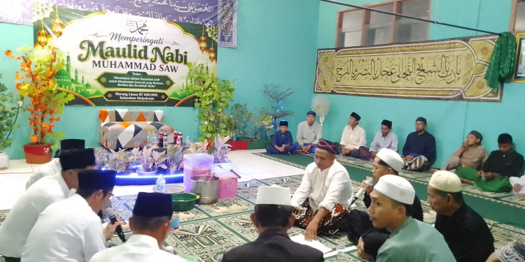 Warga Warung Limus Khidmat Peringati Maulid Nabi Muhammad SAW